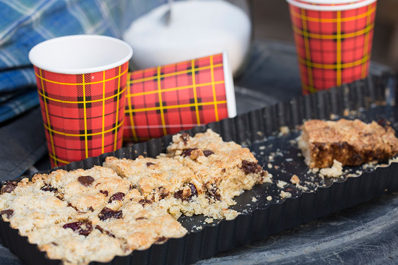 Aangebroken koekrepen met rode kartonnen bekertjes